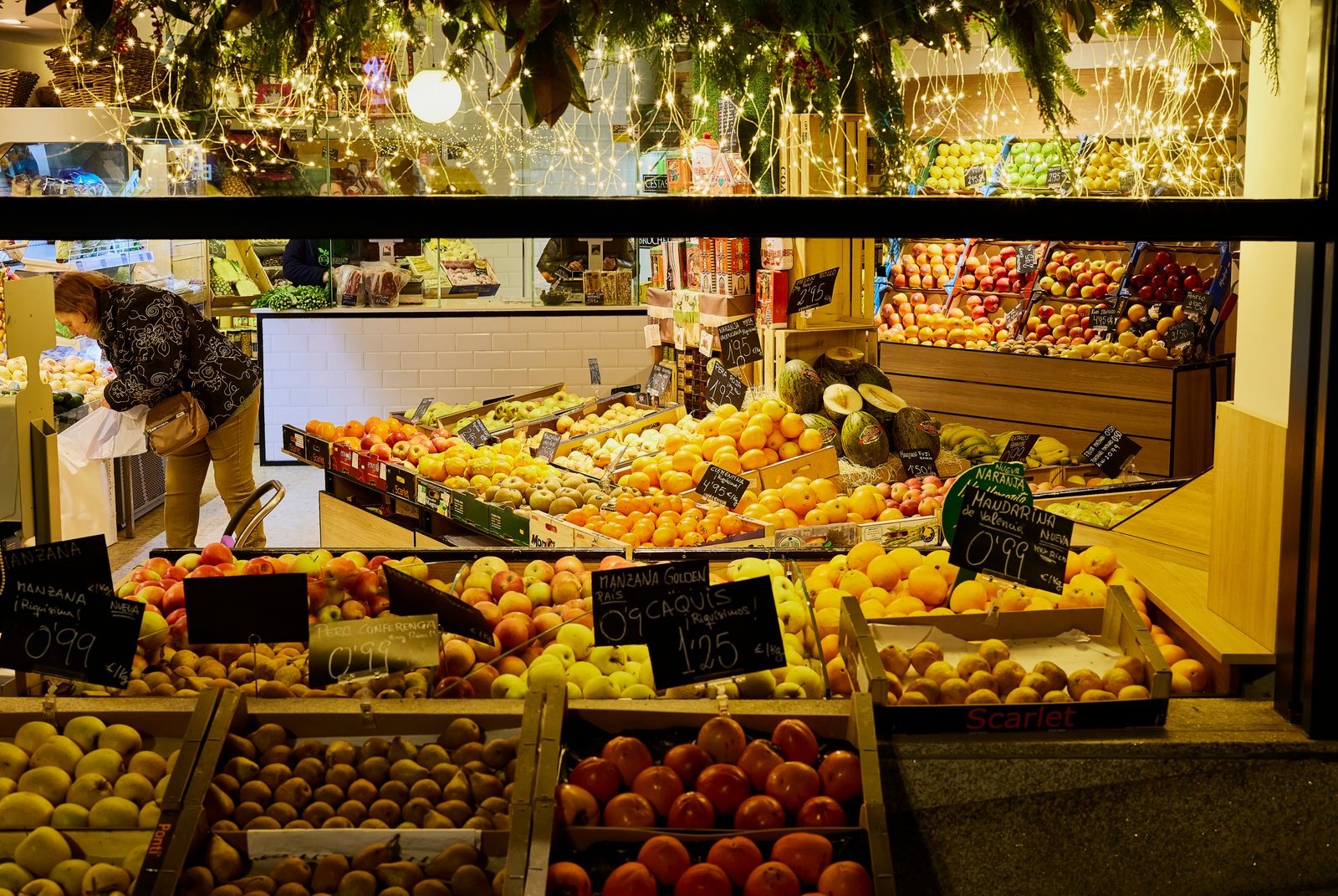 Fruit Shop Decorated For Christmas. reparto de frutas a fruterias